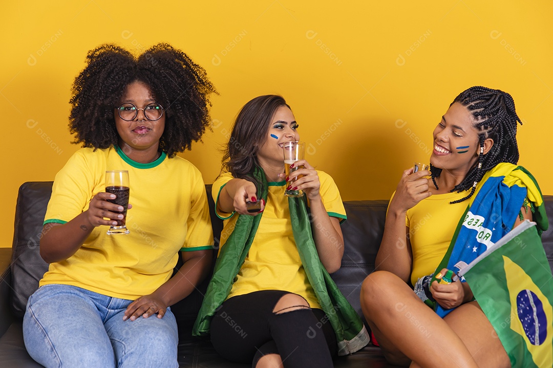 Mulheres jovens brasileiras torcedoras do brasil futebol