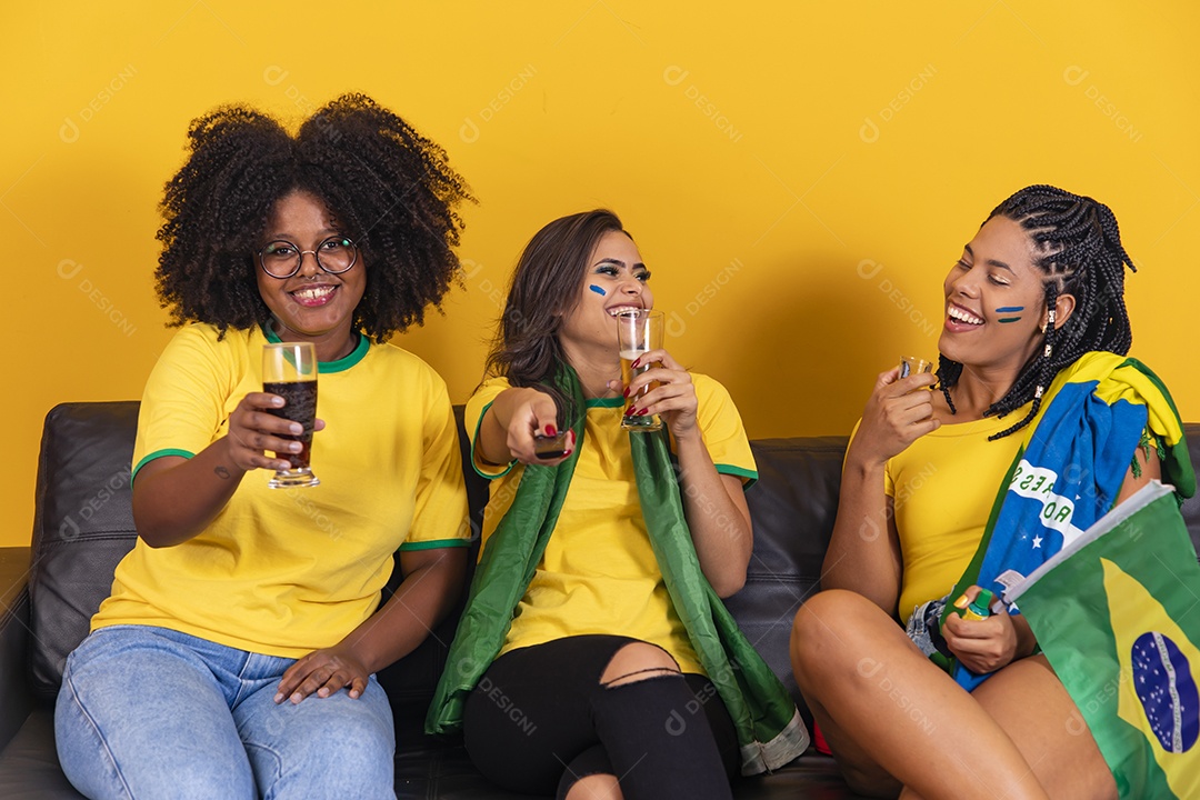 Mulheres jovens brasileiras torcedoras do brasil futebol
