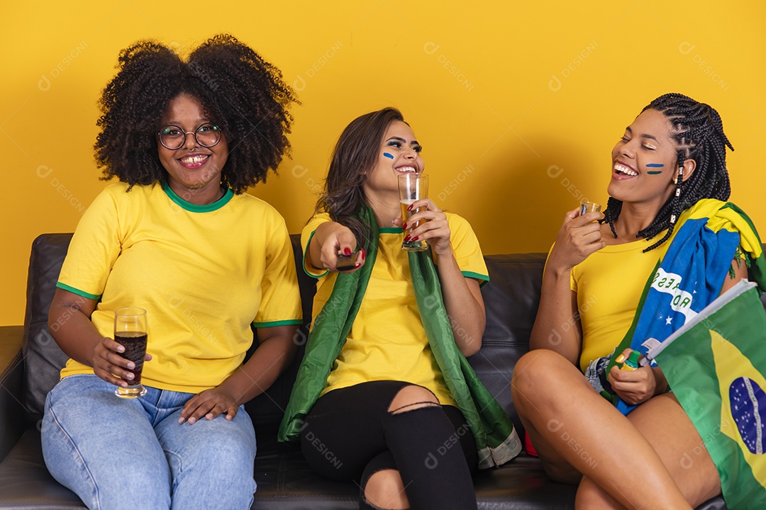 Mulheres jovens brasileiras torcedoras do brasil futebol