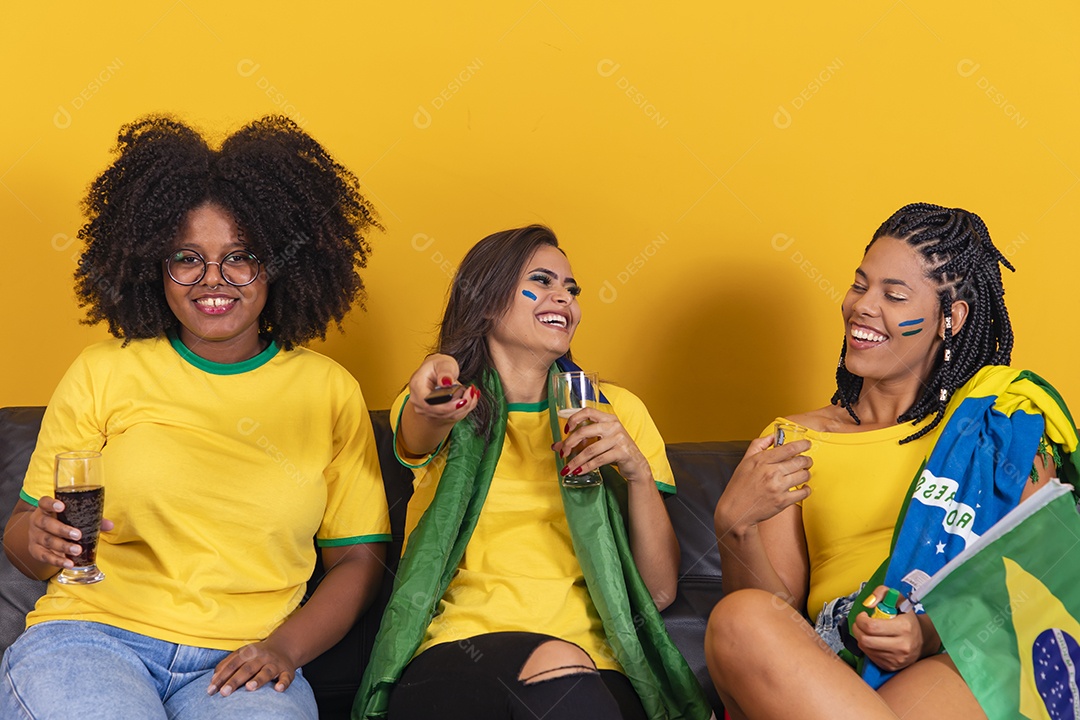 Mulheres jovens brasileiras torcedoras do brasil futebol