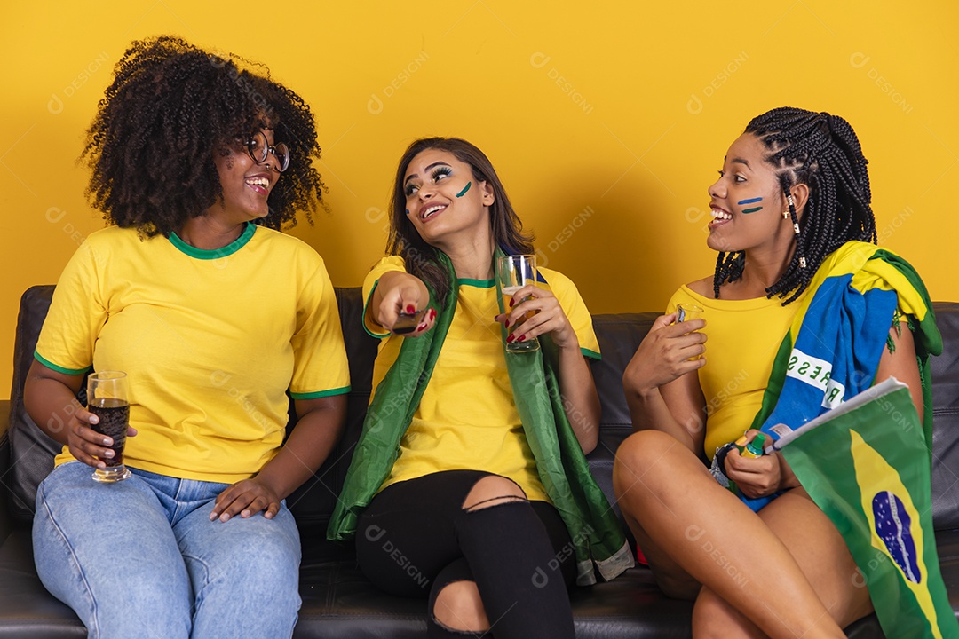 Mulheres jovens brasileiras torcedoras do brasil futebol