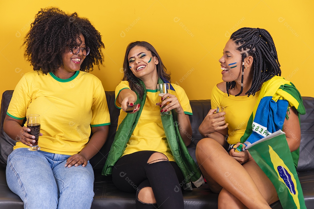 Mulheres jovens brasileiras torcedoras do brasil futebol