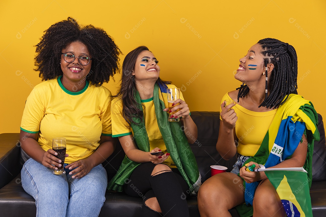 Mulheres jovens brasileiras torcedoras do brasil futebol