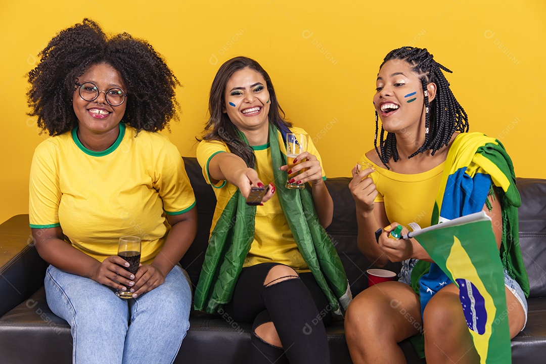 Mulheres jovens brasileiras torcedoras do brasil futebol