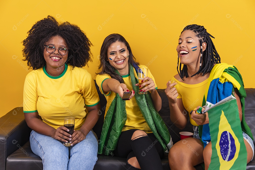 Mulheres jovens brasileiras torcedoras do brasil futebol