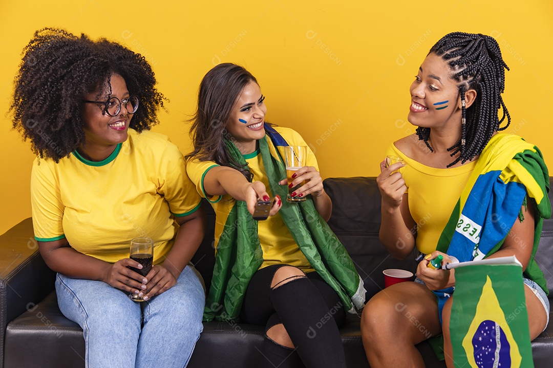 Mulheres jovens brasileiras torcedoras do brasil futebol