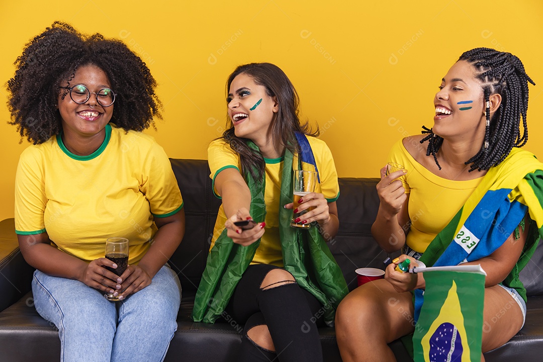 Mulheres jovens brasileiras torcedoras do brasil futebol