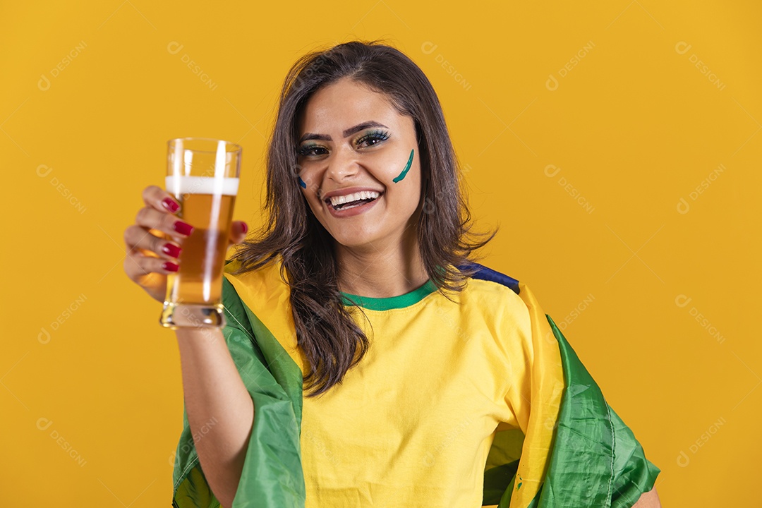 Linda mulher jovem brasileira segurando copo de cerveja