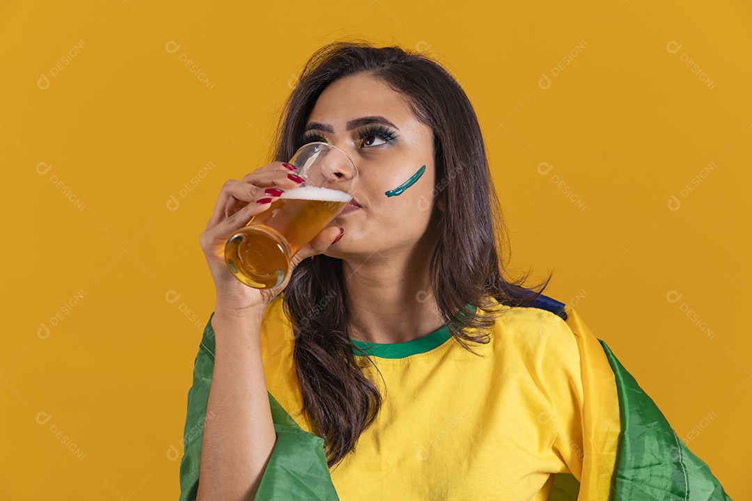 Linda mulher jovem brasileira segurando copo de cerveja