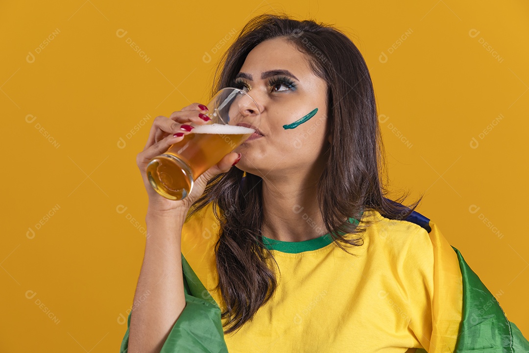 Linda mulher jovem brasileira segurando copo de cerveja