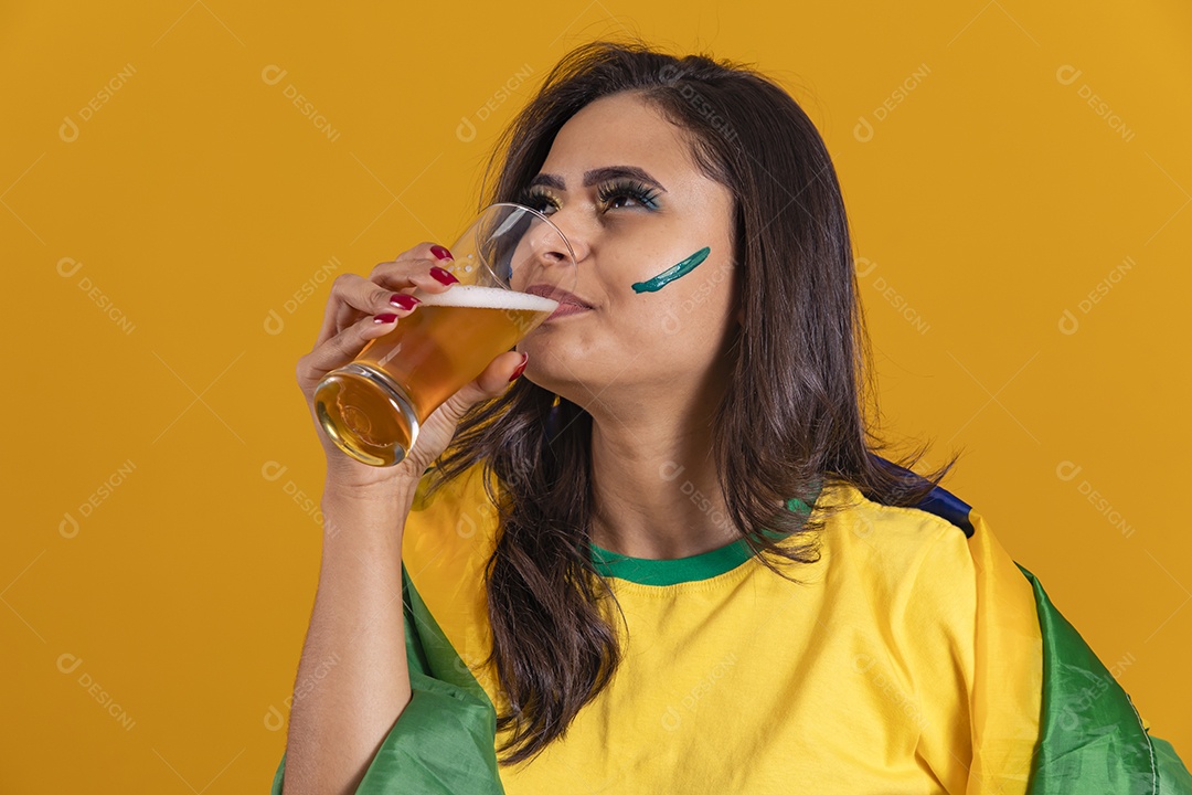 Linda mulher jovem brasileira segurando copo de cerveja