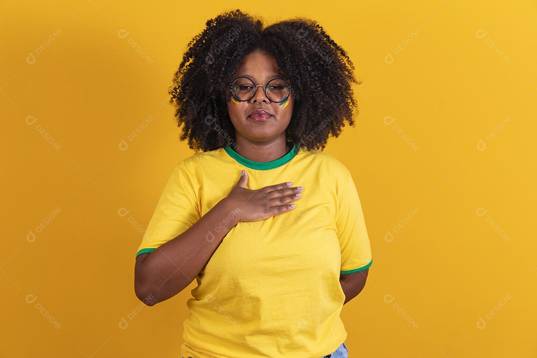 Linda mulher jovem brasileira garota torcedora do brasil fundo amarelo