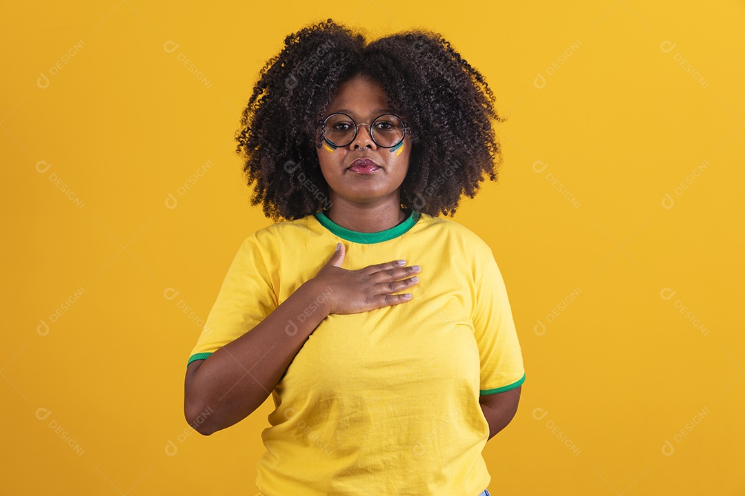 Linda mulher jovem brasileira garota torcedora do brasil fundo amarelo