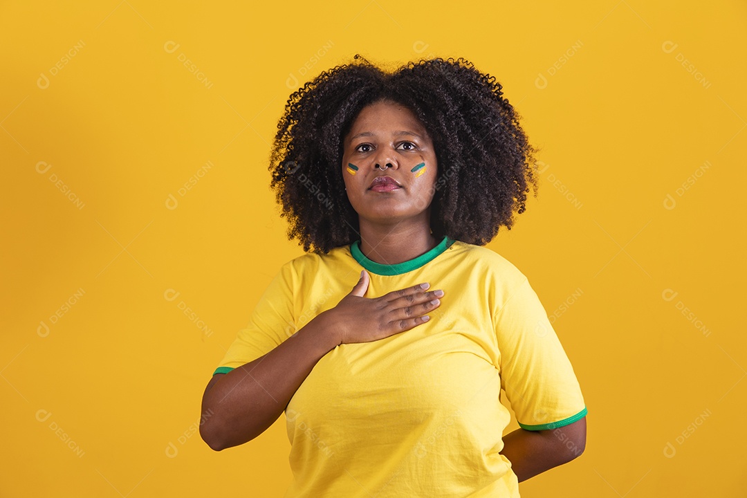 Linda mulher jovem brasileira garota torcedora do brasil fundo amarelo