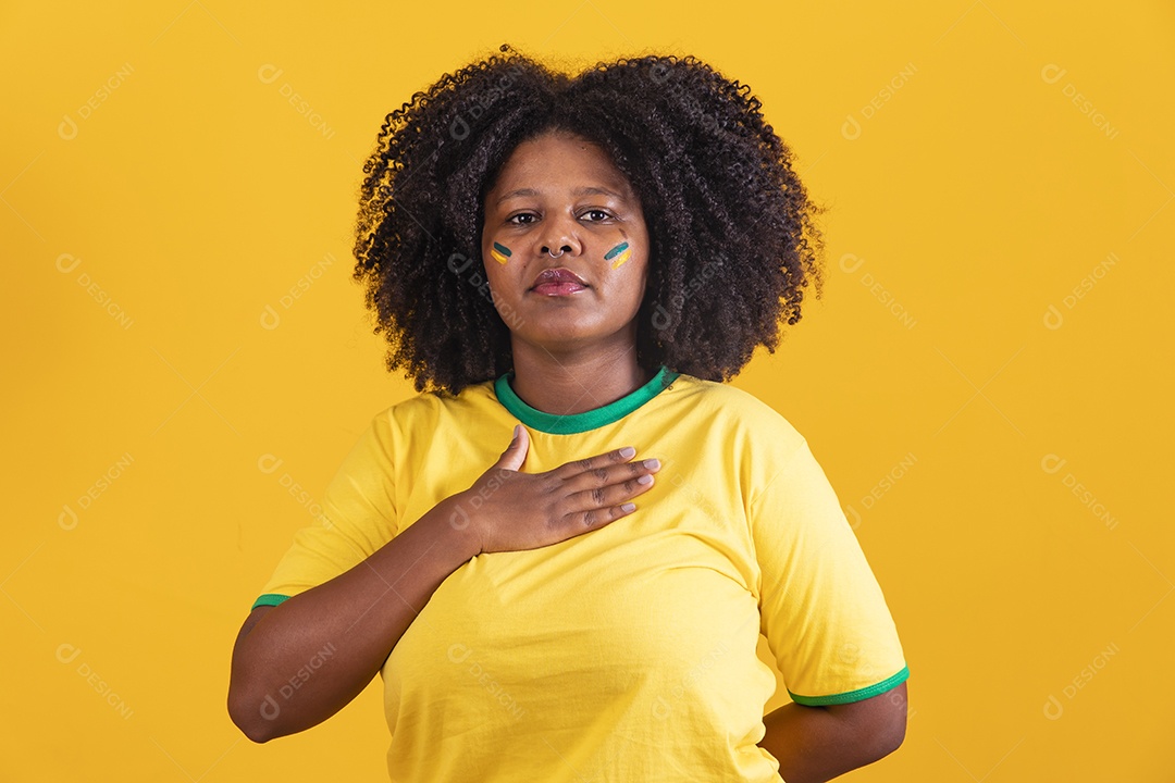 Linda mulher jovem brasileira garota torcedora do brasil fundo amarelo