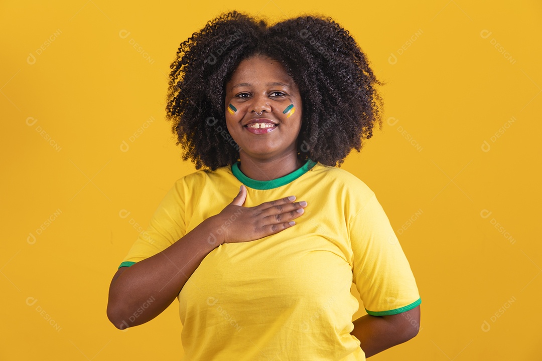 Linda mulher jovem brasileira garota torcedora do brasil fundo amarelo