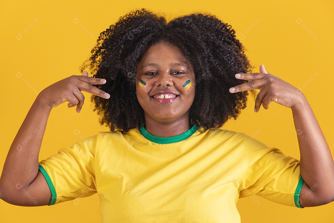 Linda mulher jovem brasileira garota torcedora do brasil fundo amarelo