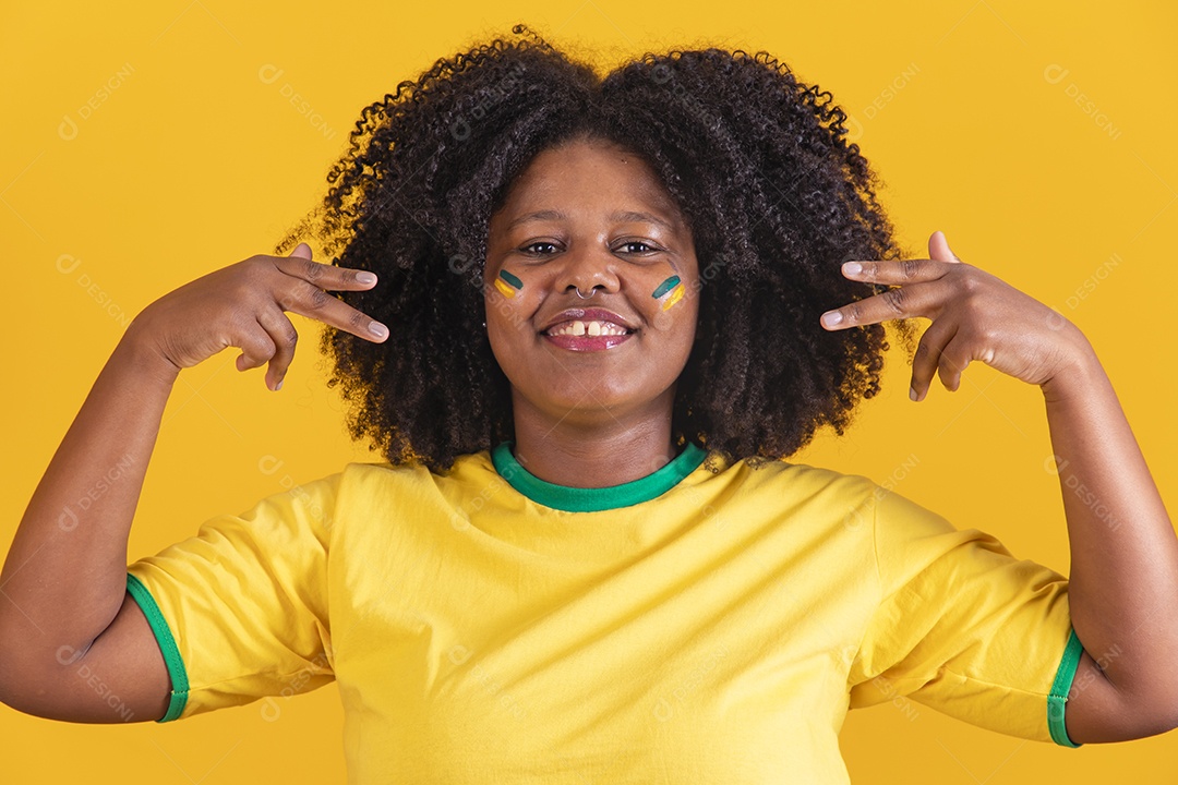 Linda mulher jovem brasileira garota torcedora do brasil fundo amarelo