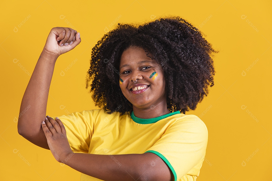 Linda mulher jovem brasileira garota torcedora do brasil fundo amarelo