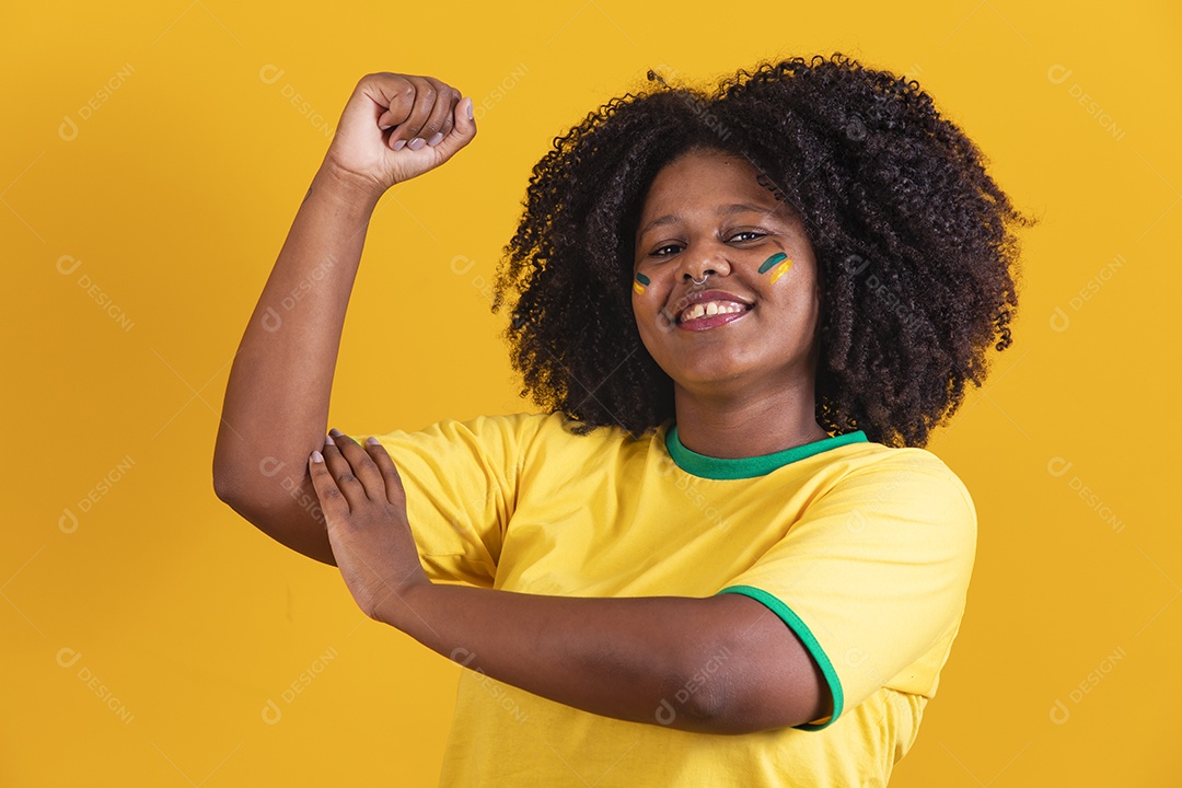 Linda mulher jovem brasileira garota torcedora do brasil fundo amarelo