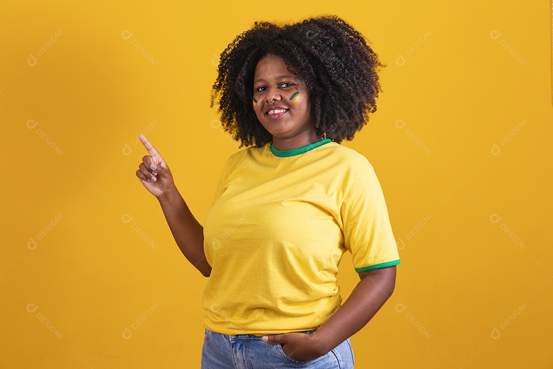 Linda mulher jovem brasileira garota torcedora do brasil fundo amarelo