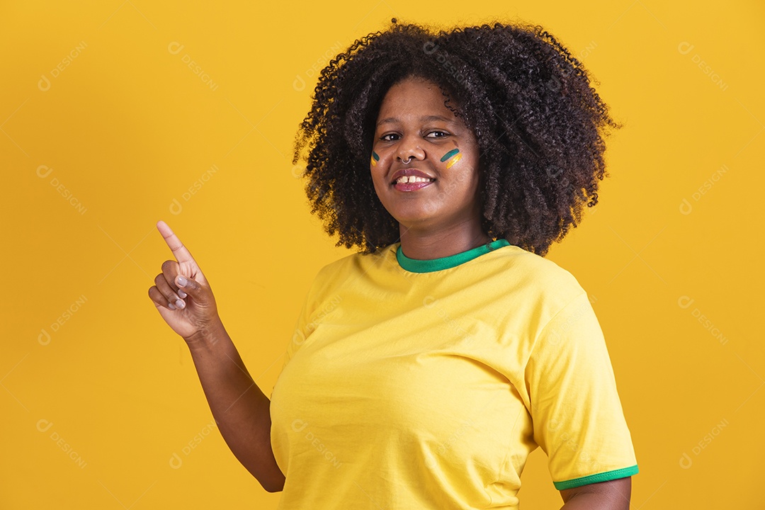 Linda mulher jovem brasileira garota torcedora do brasil fundo amarelo