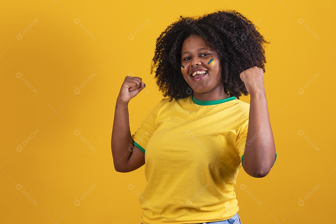 Linda mulher jovem brasileira garota torcedora do brasil fundo amarelo