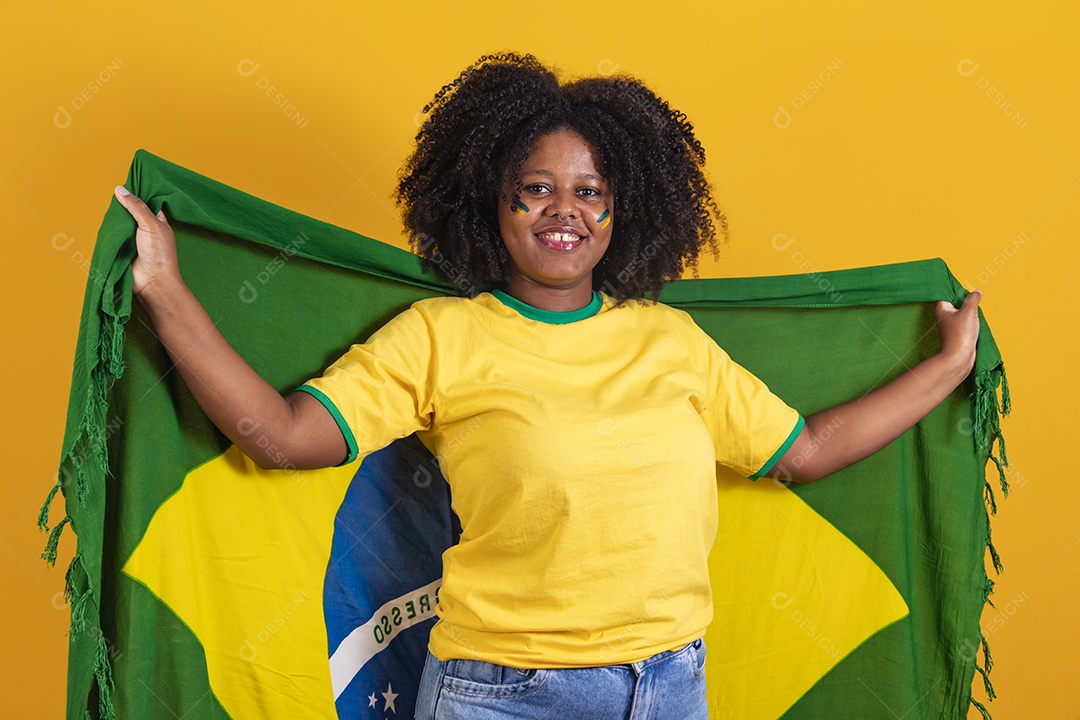 Linda mulher jovem brasileira garota torcedora do brasil fundo amarelo