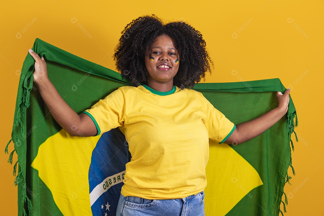 Linda mulher jovem brasileira garota torcedora do brasil fundo amarelo