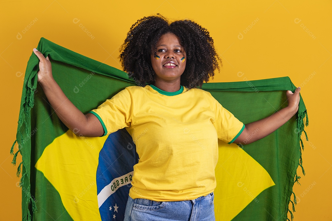 Linda mulher jovem brasileira garota torcedora do brasil fundo amarelo