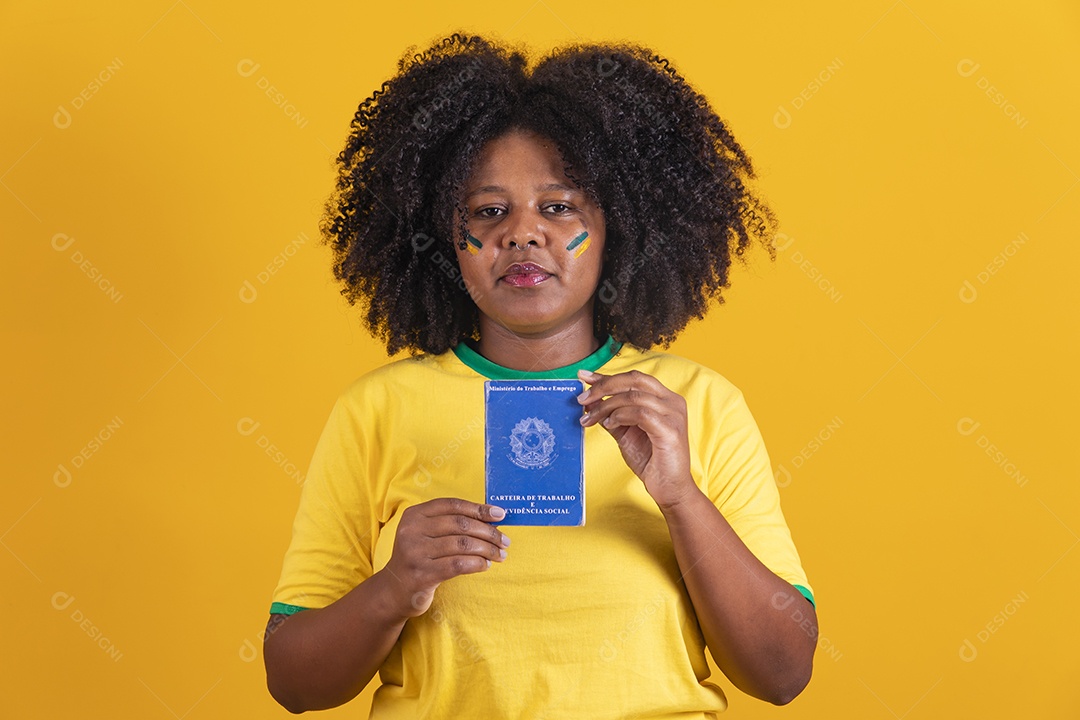 Linda mulher jovem brasileira segurando carteira de trabalho garota torcedora do brasil fundo amarelo