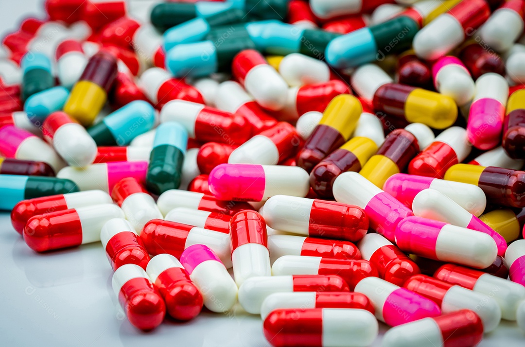 Colorido de comprimidos de cápsulas de antibióticos em fundo desfocado.