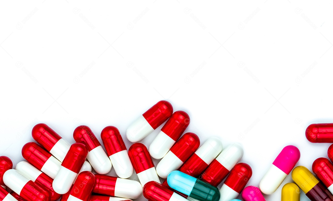 Colorido de comprimidos de cápsulas de antibióticos isolados em fundo branco