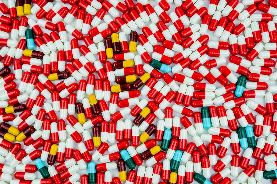 Vista superior colorida de fundo de comprimidos de cápsulas de antibióticos.