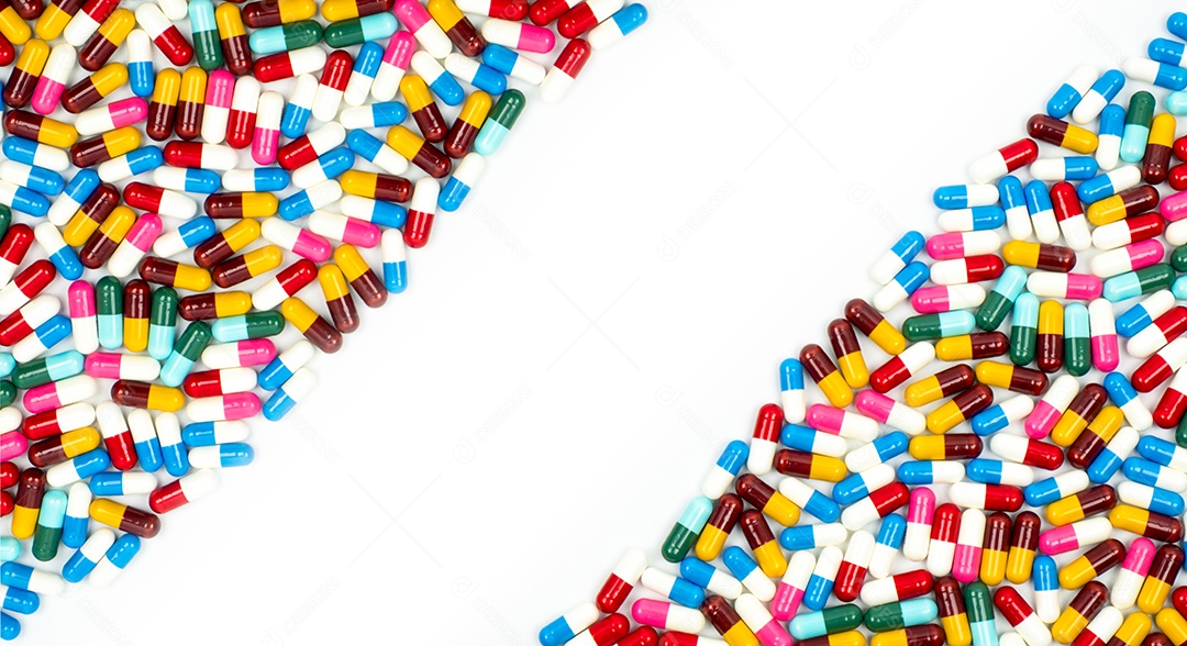 Colorido de pílulas de cápsulas antibióticas em fundo branco