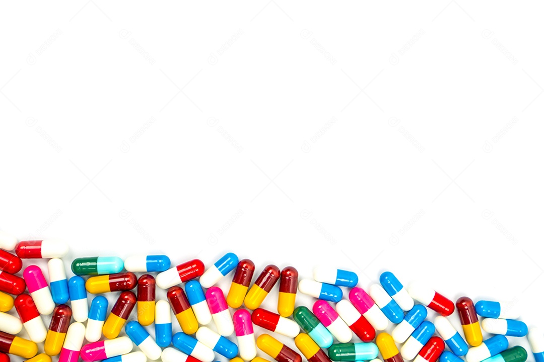 Colorido de comprimidos de cápsulas de antibióticos isolados no fundo branco