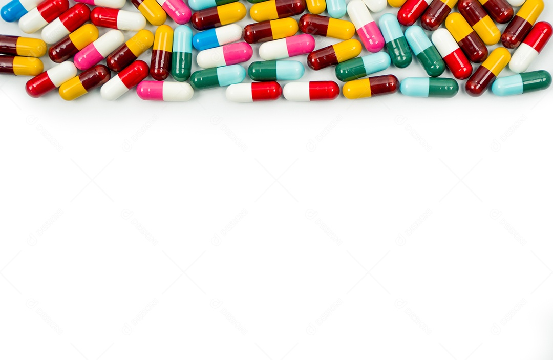 Colorido de comprimidos de cápsulas de antibióticos isolados no fundo branco