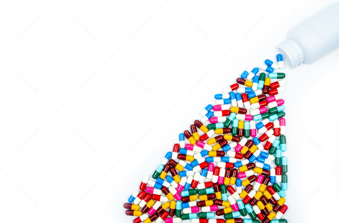 Cápsulas de antibióticos saindo do frasco de comprimidos no fundo branco