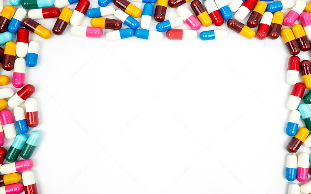 Colorido de comprimidos de cápsulas de antibióticos isolados no fundo branco com espaço de cópia.