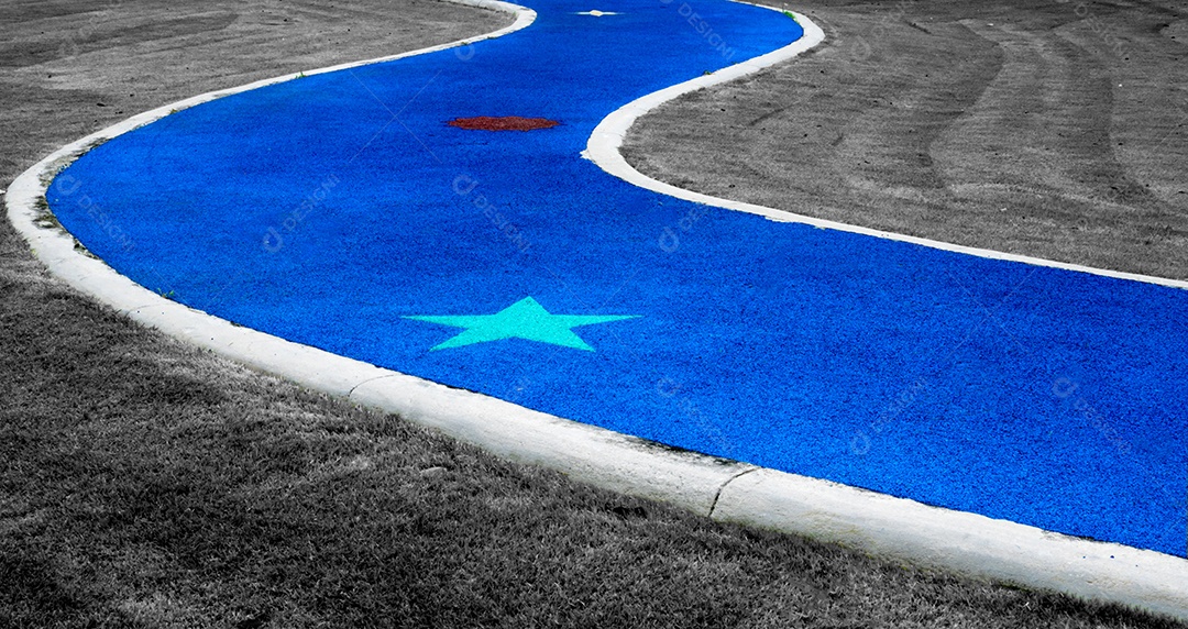 Estrada abstrata azul com tinta estrela verde e grama cinza