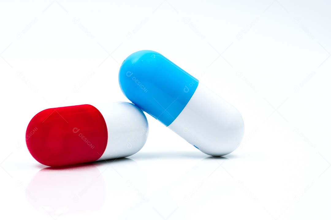 Dois comprimidos cápsula isolados no fundo branco.