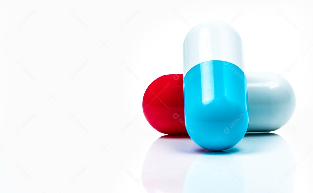 Dois comprimidos cápsula isolados no fundo branco.