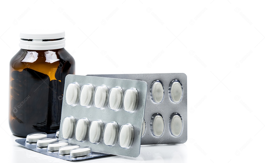 Tiro macro da cápsula de vitaminas em frasco de vidro âmbar com espaço em branco