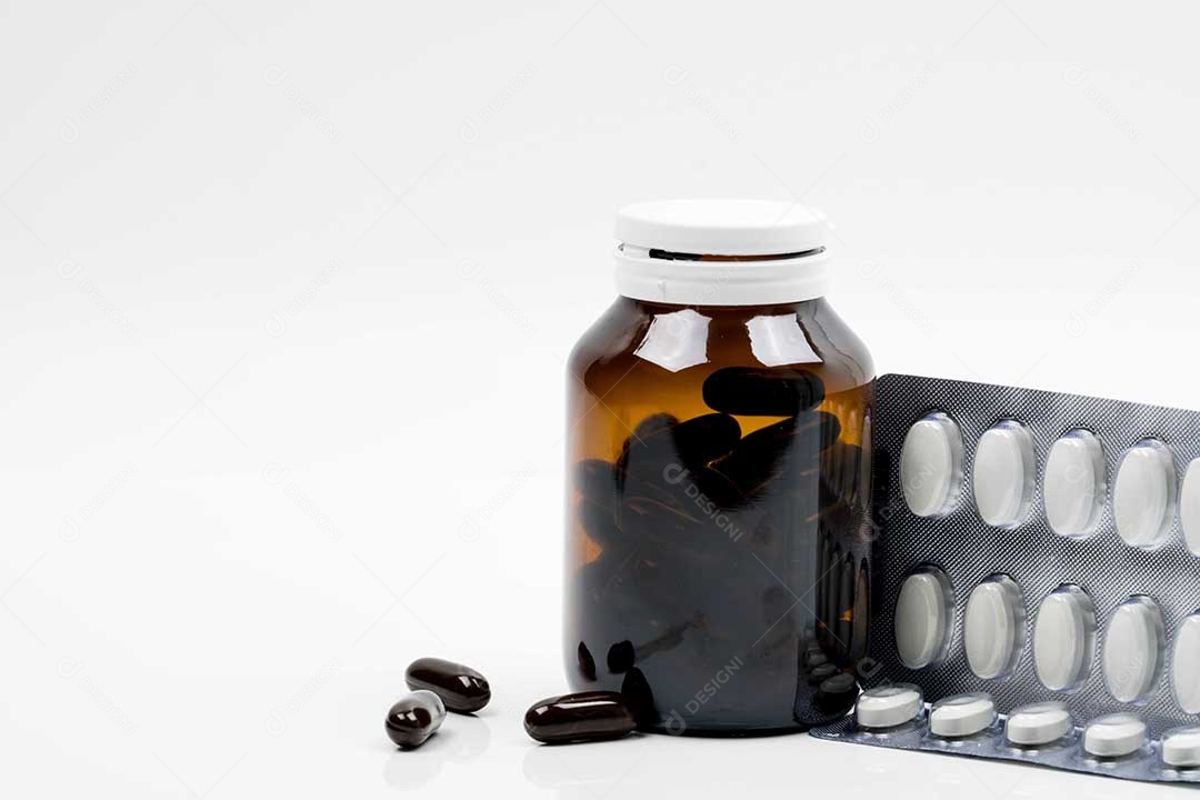 Cápsula de vitaminas em frasco de vidro âmbar com rótulo em branco