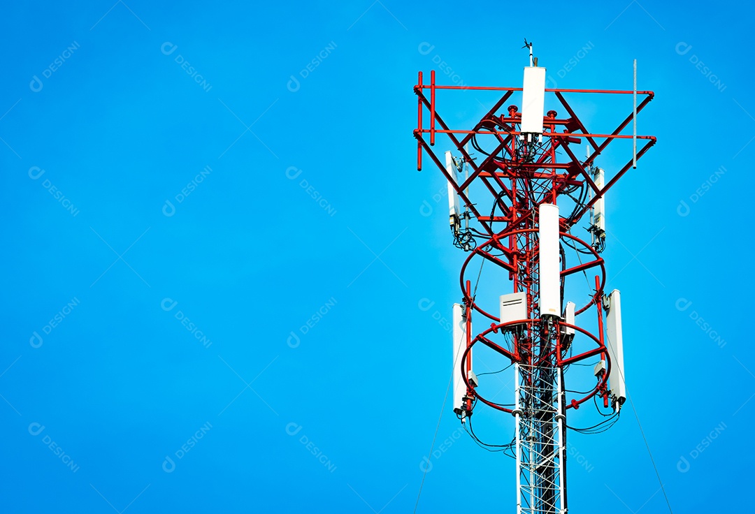 Torre de telecomunicações com fundo de céu azul