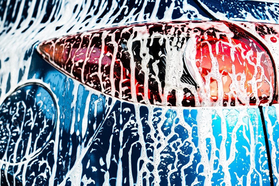 Vista traseira do carro SUV compacto azul com esporte e design moderno