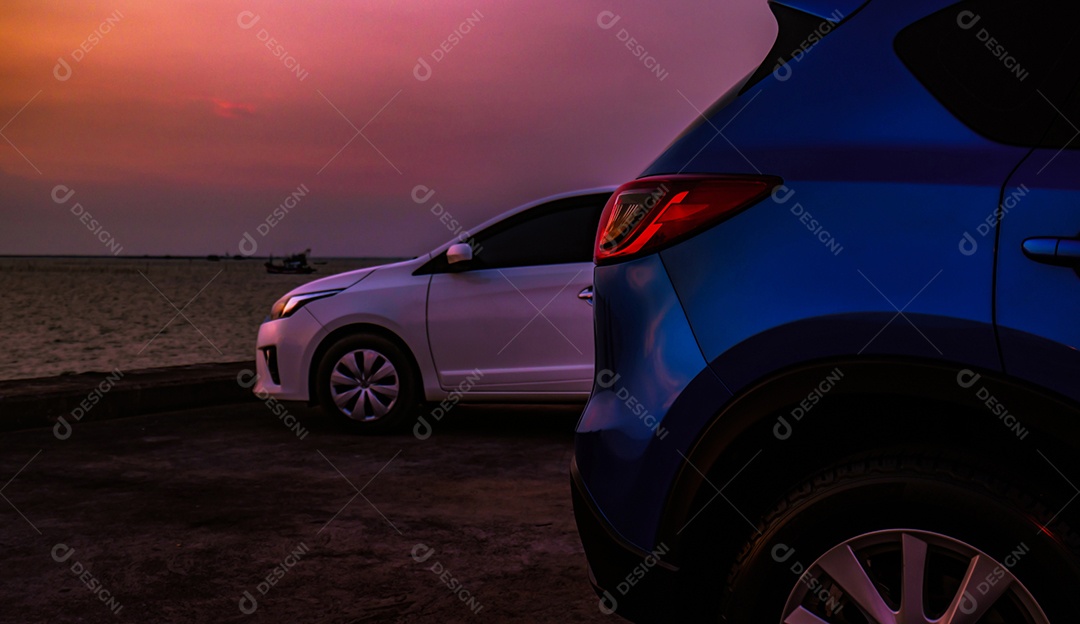 Closeup luxo azul SUV e carro branco estacionado no estacionamento de concreto