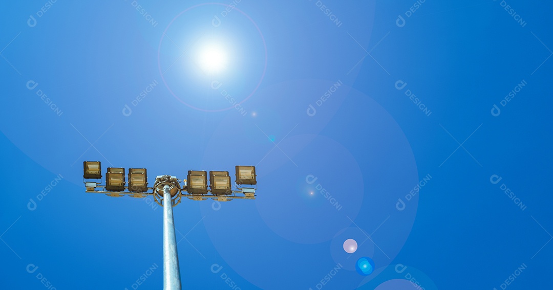 Luzes esportivas do estádio no lindo céu azul