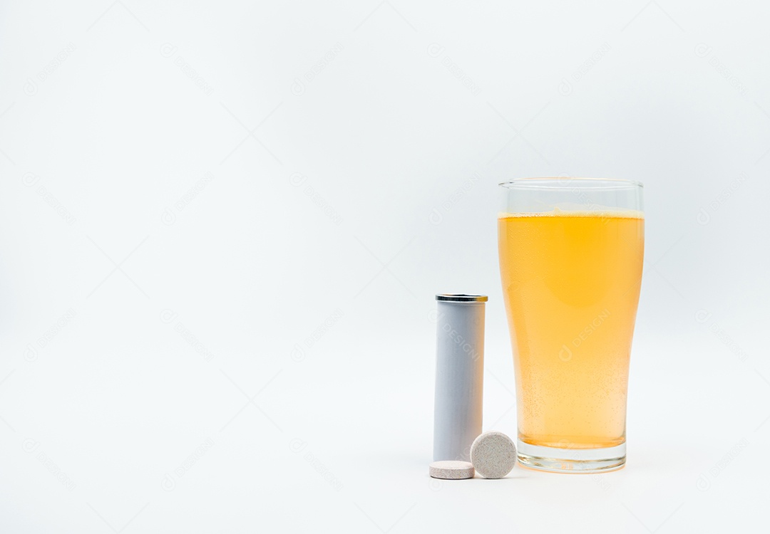Tubo de comprimidos efervescentes com rótulo em branco e laranja efervescente