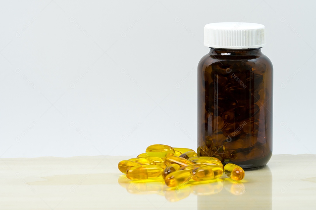 Comprimidos de cápsula de óleo de peixe amarelo com frasco de vidro âmbar com espaço em branco